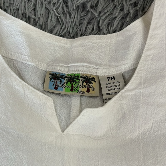 White Linen top M crochet fish embellished shell buttons split hem notched neck - Picture 4 of 6